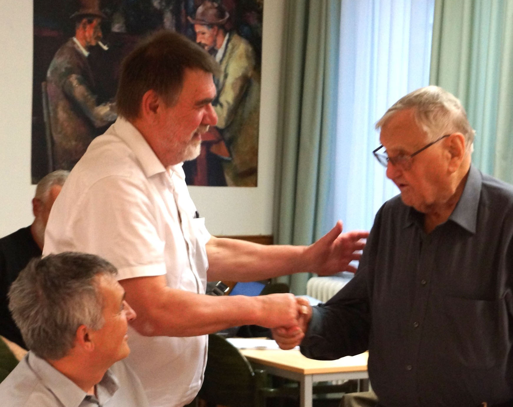Walter Konrad gratuliert Hans Pelikan